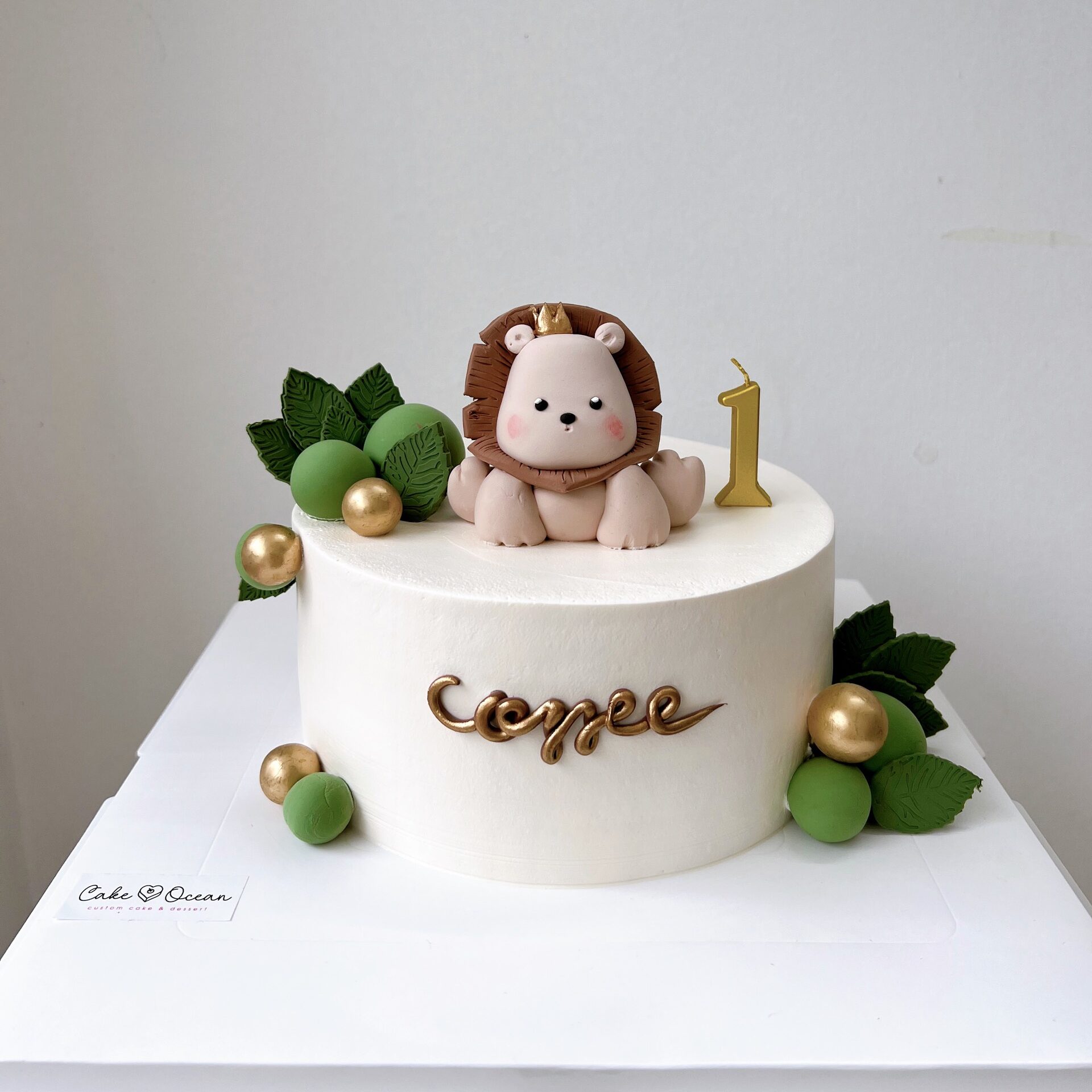 Bánh sinh nhật fondant chủ đề heo và hoàng tử cho bé trai  Tiny Pretty Cake