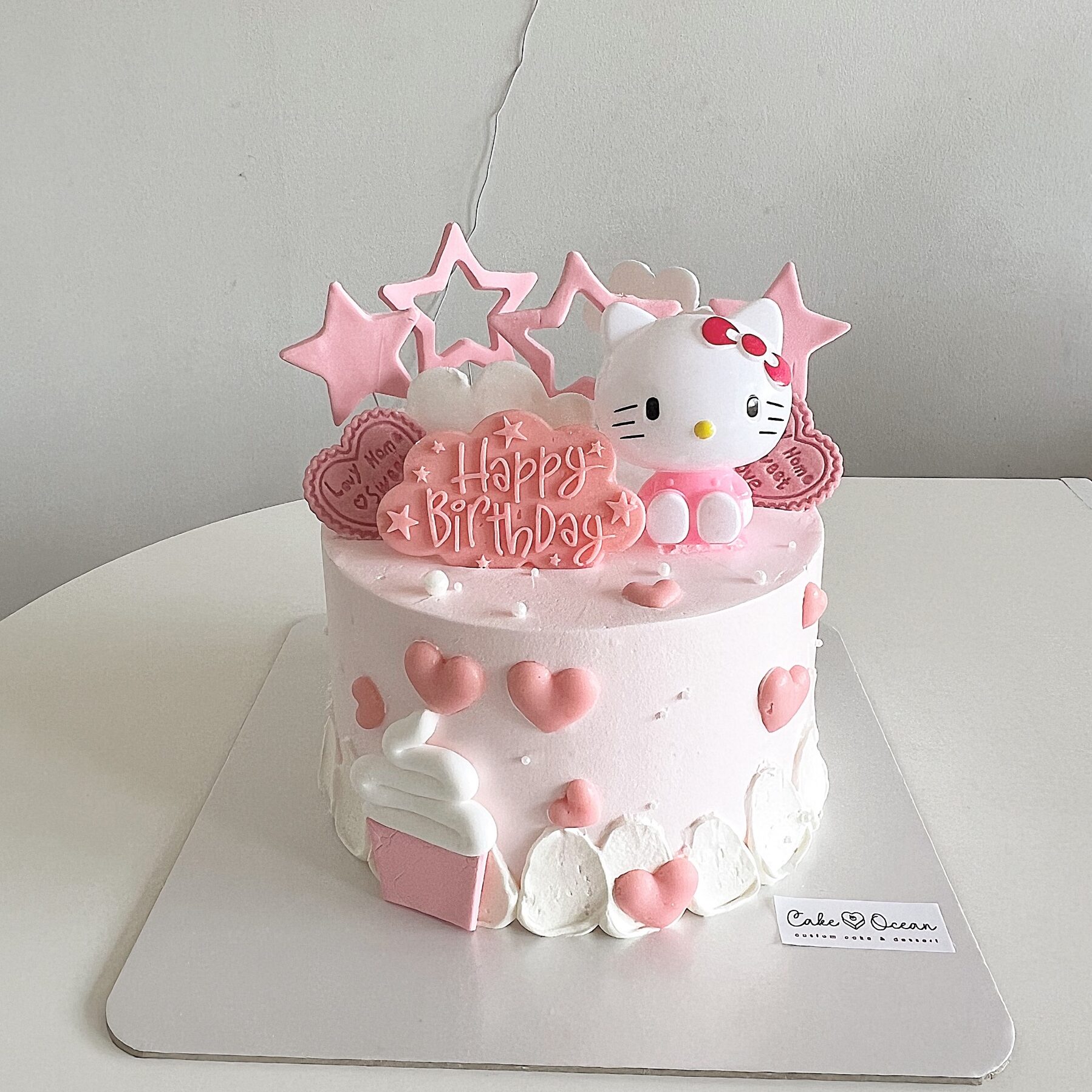 Hí hửng đặt mua bánh sinh nhật Hello Kitty, cô gái ngậm ngùi nhận ra hình  ảnh vốn chỉ mang tính minh họa